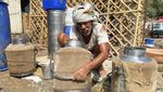 Potret Gelombang Panas India, Pekerja Sampai Mandi Biar Adem