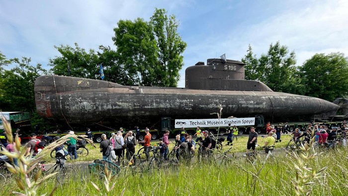 Potret Kapal Selam Melintas di Jalan Raya Hebohkan Warga Jerman Decommissioned German submarine U17 makes its last metres of its journey to a museum in Speyer Germany, May 21, 2023. REUTERS/Timm Reichert