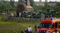 Mereka tampak antusias melihat langsung perjalanan kapal selam yang berusia lebih dari 35 tahun tersebut menuju museum.  