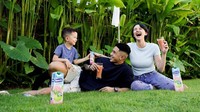 Dari pernikahan tersebut, Fandy dan Dahlia dikaruniai tiga orang anak, yakni James, Rose, dan Callum. (Foto: Instagram @dahliachr)