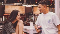 Kabar terbaru menunjukkan Fandy Christian yang menuliskan sepucuk surat untuk perempuan kesayangannya itu. (Foto: Instagram @dahliachr)