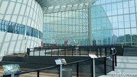 Rumah Kaca atau greenhouse adalah bangunan yang beratap dan berdinding tembus cahaya. Fungsinya adalah melindungi tanaman dari faktor pengganggu dan juga menciptakan kondisi iklim mikro seperti suhu, kelembaban, cahaya dan lainnya sesuai dengan kebutuhan tanaman. (Foto: Nikita Rosa/detikedu)
