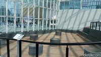 Pada bangunan greenhouse ini memakai konsep tematik berdasarkan ekoregion di mana setiap petak akan ditanam tumbuhan berdasarkan wilayah asalnya. Misalnya mangrove dan lahan basah Kalimantan, dataran rendah Sumatra, hutan karst Sulawesi, pegunungan Jawa, subalpin dan lainnya Papua yang sesuai dengan tujuan tertentu. (Foto: Nikita Rosa/detikedu)