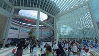 Menurut situs resmi BRIN, bangunan terdiri dari 50 meter untuk bagian greenhouse utama yang berbentuk kubah dan 20 meter masing-masing bagian samping kiri kanan lingkaran tengah greenhouse, ditambah lorong menuju bangunan seperti kubah atau dom Angeosperm Phyllogenic group (APG). (Foto: Nikita Rosa/detikedu)