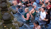 Ritual ini dilakukan untuk menyucikan dan membersihkan diri serta pikiran secara spiritual dengan melakukan ritual pembersihan diri di laut maupun sumber mata air suci lainnya.
