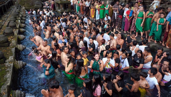 Potret WNA Ikut Ritual Melukat dengan Umat Hindu Bali Saat Banyu Pinaruh Wisatawan mancanegara berbaur dengan umat Hindu yang melakukan ritual melukat atau pembersihan diri pada hari Banyu Pinaruh di Pura Tirta Empul, Tampaksiring, Gianyar, Bali, Minggu (21/5/2023). Ritual tersebut digelar setiap enam bulan sekali yakni sehari setelah Hari Raya Saraswati oleh umat Hindu untuk menyucikan dan membersihkan diri serta pikiran secara spiritual dengan melakukan ritual pembersihan diri di laut maupun sumber mata air suci lainnya. ANTARA FOTO/Nyoman Hendra Wibowo/YU
