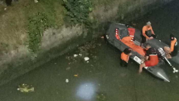 Proses evakuasi jenazah tenggelam diduga usai tawuran di Jembatan Petekan Surabaya
