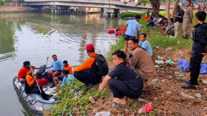 Proses evakuasi jenazah tenggelam diduga usai tawuran di Jembatan Petekan Surabaya