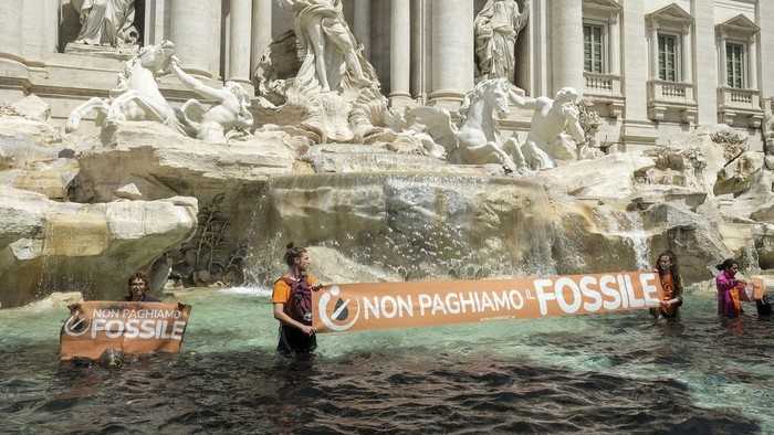 Protes Iklim, Aktivis Lingkungan Ubah Air Mancur Ikon Roma Jadi Hitam Last Generation environmentalists show a banner against the use of fossil fuels in the Trevi Fountain in Rome, Sunday, May 21, 2023. (Mauro Scrobogna/LaPresse via AP)