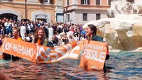 Tujuh aktivis muda yang memprotes perubahan iklim naik ke Air Mancur Trevi di Roma pada hari Minggu (21/5/2023) dan menuangkan arang encer ke dalam air untuk mengubahnya menjadi hitam. Alessandro Penso/MAPS/REUTERS