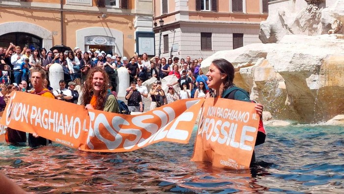 Protes Iklim, Aktivis Lingkungan Ubah Air Mancur Ikon Roma Jadi Hitam Climate activists pour vegetable charcoal in the Trevi Fountain water, during a demonstration against fossil fuels, in Rome, Italy May 21, 2023 in this image obtained from social media. Alessandro Penso/MAPS via REUTERS THIS IMAGE HAS BEEN SUPPLIED BY A THIRD PARTY. MANDATORY CREDIT. NO RESALES. NO ARCHIVES.