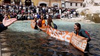 Sementara itu, Walikota Roma Roberto Gualtieri mengutuk protes tersebut, yang terbaru dari serangkaian tindakan yang menargetkan karya seni di Italia. Alessandro Penso/MAPS/REUTERS  