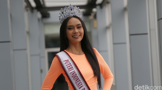 Yasinta Aurellia dari Jawa Timur merupakan runner up 1 Puteri Indoensia 2023 sekaligus Puteri Indonesia Lingkungan Hidup 2023. Yasinta akan mewakili Indonesia ke ajang Miss Supranational 2023. Ada perasaan shock juga karena ada rasa tidak percaya bisa diberikan amanah sehebat dan sebesar ini. Waktunya juga sangat singkat untuk tampil di Miss Supranational nanti, jelasnya. Foto: Agung Pambudhy