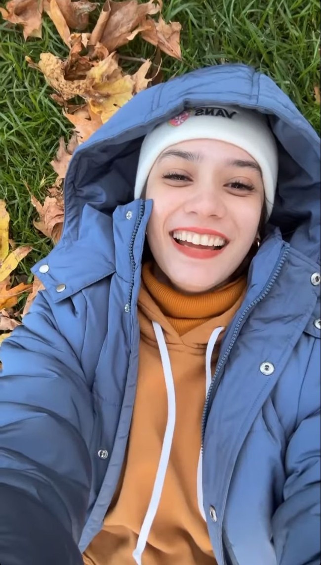 Ketika sedang foto selfie, wanita kelahiran 18 Juni 1990 itu memakai beanie hat rajut dan sedikit terlihat anting di telinganya. Dia juga memakai sweater dilapisi dengan jaket tebal untuk menghangatkan tubuh. Foto: Instagram Putri Anne.