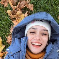 Ketika sedang foto selfie, wanita kelahiran 18 Juni 1990 itu memakai beanie hat rajut dan sedikit terlihat anting di telinganya. Dia juga memakai sweater dilapisi dengan jaket tebal untuk menghangatkan tubuh. Foto: Instagram Putri Anne.