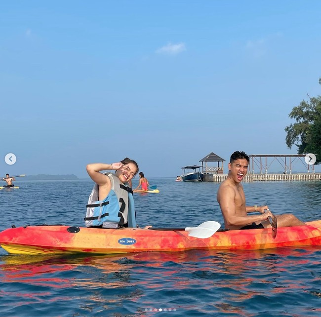 Rebecca Klopper kini berpacaran dengan kakak Fuji, Fadly Faisal. Pasangan itu kerap menghabiskan waktu bersama dengan berlibur di Bali. Foto: dok. Instagram @rklopperr