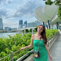 Aktris 21 tahun itu tampil modis dalam keseharian. Seperti yang terlihat dari unggahan Instagramnya, Becca memakai mini dress hijau saat berlibur ke Singapura. Foto: dok. Instagram @rklopperr