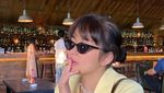 Rebecca Klopper Doyan Ngopi Sambil Brunch di Restoran