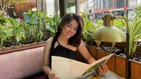 Rebecca Klopper penuh pertimbangan saat memesan makanan. Ia memastikan makanan yang dihidangkan untuknya memiliki rasa yang lezat. Foto: Instagram/rklopperr