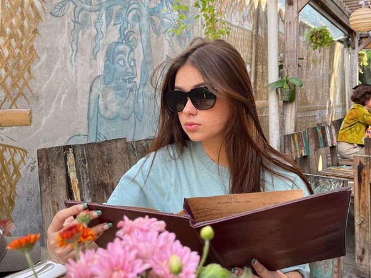 Rebecca Klopper Doyan Ngopi Sambil Brunch di Restoran