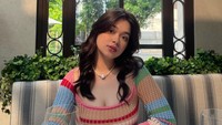 Saat menyambangi restoran, Rebecca sering menggunakan pakaian-pakaian berwarna ala cewek kue. Sambil menunggu makanannya datang, ia berfoto di sofa restoran yang nyaman. Foto: Instagram/rklopperr