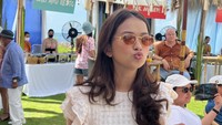 Momen makan siang selalu membuat Rebecca bersemangat. Ia sampai membawa dua piring makanan berisi seafood abkar ala Bali yang menggugah selera. Foto: Instagram/rklopperr