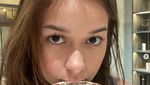Rebecca Klopper Doyan Ngopi Sambil Brunch di Restoran