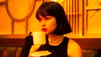 Waktu di kafe juga dapat menjadi sesi pemotretan yang ciamik. Mengenakan pakaian serba hitam bergaya vintage, Rebecca tampil keren menyeruput segelas minuman hangat. Foto: Instagram/rklopperr