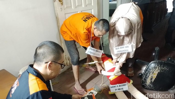 Rekonstruksi pembunuhan bos penginapan Assirot Residence di Jakbar