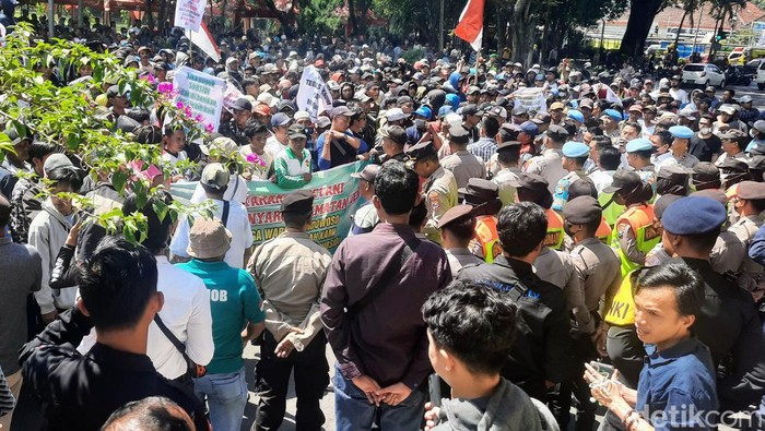 Ribuan petani di Bondowoso demo tuntut distribusi pupuk subsidi