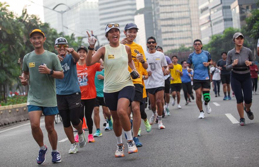 Suasana para pelari di ajang Road To Maybank Marathon 2023 di kawasan CFD, Sudirman, Jakarta, Minggu (21/05/2023). Selain di Jakarta, kegiatan Road to Maybank Marathon juga dilaksanakan secara serentak dan intensif di kota-kota besar di Indonesia, yakni di Medan, Bandung, Surabaya, Makassar dan Denpasar melibatkan komunitas lari di kota-kota tersebut.