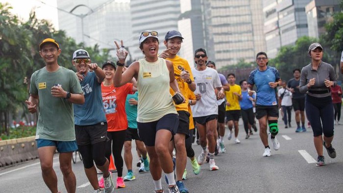 Suasana para pelari di ajang Road To Maybank Marathon 2023 di kawasan CFD, Sudirman, Jakarta, Minggu (21/05/2023). Selain di Jakarta, kegiatan Road to Maybank Marathon juga dilaksanakan secara serentak dan intensif di kota-kota besar di Indonesia, yakni di Medan, Bandung, Surabaya, Makassar dan Denpasar melibatkan komunitas lari di kota-kota tersebut.