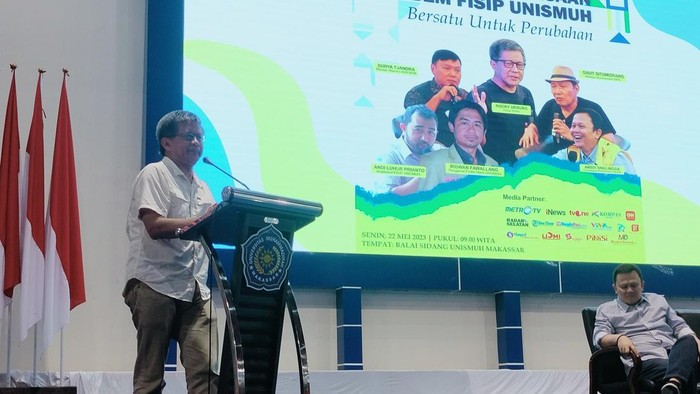 Rocky Gerung saat menghadiri diskusi Ngaji Kebangsaan di Unismuh Makassar.