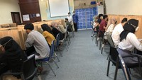 Setelah memasuki ruangan, peserta akan menempati tempat duduk sesuai dengan nomor urut dan mulai mengerjakan UTBK-SNBT. Foto: Zefanya/detikEdu