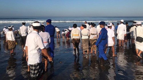 Satpolairud Polres Tabanan mengimbau warga yang akan melakukan ritual mulang pakalem (buang sesajen) ke tengah laut untuk memakai life jacket.