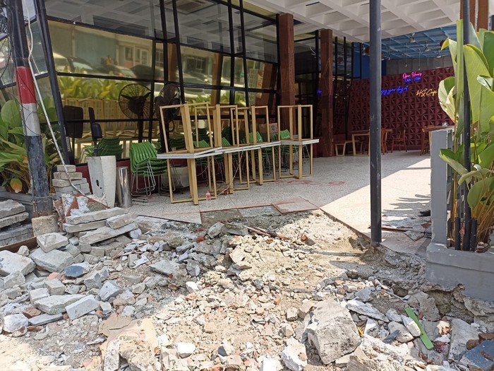 Sejumlah pemilik ruko di Pluit mulai membongkar ruko yang memakan badan jalan. Lantai yang memakan bahu jalan dibongkar setelah Pemkot Jakut memberikan rekomendasi teknis terkait dugaan okupasi fasum/fasos (dok Istimewa) Sejumlah pemilik ruko di Pluit mulai membongkar ruko yang memakan badan jalan. Lantai yang memakan bahu jalan dibongkar setelah Pemkot Jakut memberikan rekomendasi teknis terkait dugaan okupasi fasum/fasos (dok Istimewa)