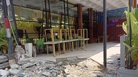 Berdasarkan foto-foto yang diterima detikcom, terlihat lantai yang memakan bahu jalan sudah dibongkar. Puing bebatuan berserakan di sekitar lokasi pembongkaran (dok Istimewa)