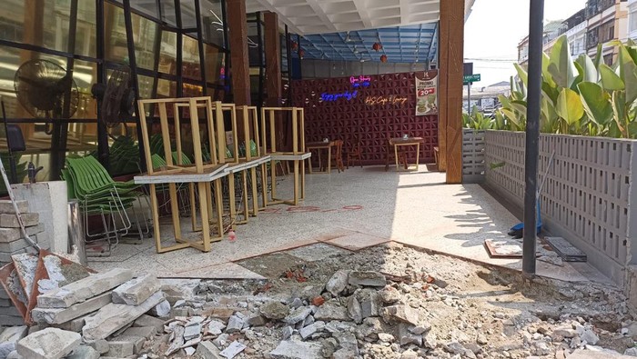 Sejumlah pemilik ruko di Pluit mulai membongkar ruko yang memakan badan jalan. Lantai yang memakan bahu jalan dibongkar setelah Pemkot Jakut memberikan rekomendasi teknis terkait dugaan okupasi fasum/fasos (dok Istimewa)