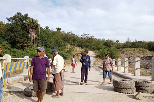 Sejumlah warga di Desa Baumata Timur memblokir akses masuk masuk ke bendungan Manikin, Desa Kuklalo, Kecamatan Taebenu, Kupang, NTT. (Yufen Bria-detikBali).