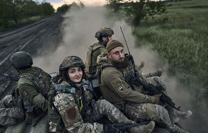 Tentara wanita Ukraina turut mempertahankan negaranya dari serangan Rusia. Bahkan tentara wanita tetap tersenyum meski berada di garis terdepan perang.