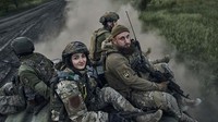 Tentara wanita itu juga melakukan patroli di wilayah Luhansk.