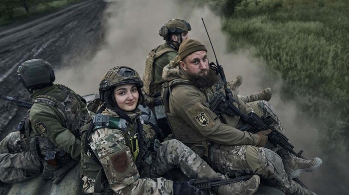 Senyum Tentara Wanita Ukraina di Garis Depan Perang Tentara wanita Ukraina turut mempertahankan negaranya dari serangan Rusia. Bahkan tentara wanita tetap tersenyum meski berada di garis terdepan perang.