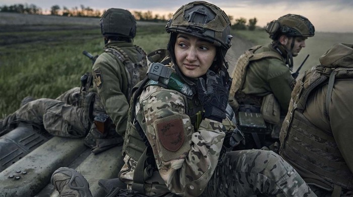 Senyum Tentara Wanita Ukraina di Garis Depan Perang Tentara wanita Ukraina turut mempertahankan negaranya dari serangan Rusia. Bahkan tentara wanita tetap tersenyum meski berada di garis terdepan perang.