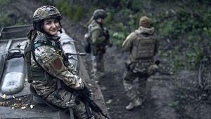 Senyum Tentara Wanita Ukraina di Garis Depan Perang