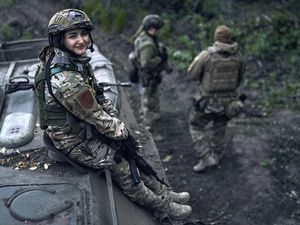 Senyum Tentara Wanita Ukraina di Garis Depan Perang