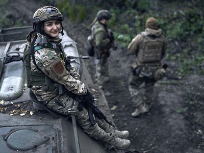 Senyum Tentara Wanita Ukraina di Garis Depan Perang