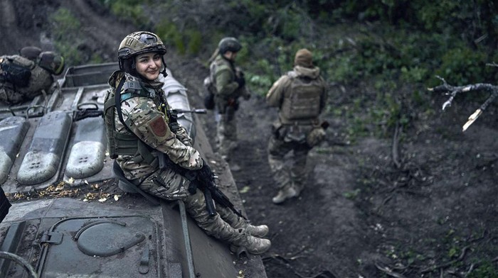 Senyum Tentara Wanita Ukraina di Garis Depan Perang Tentara wanita Ukraina turut mempertahankan negaranya dari serangan Rusia. Bahkan tentara wanita tetap tersenyum meski berada di garis terdepan perang.