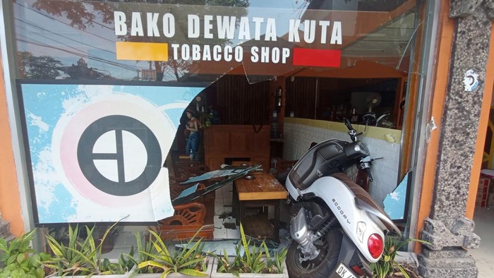 Viral sepeda motor menabrak toko di Jalan Buni Sari, Kuta. Sepeda motor itu dikendarai WNA dengan penumpang dua orang.