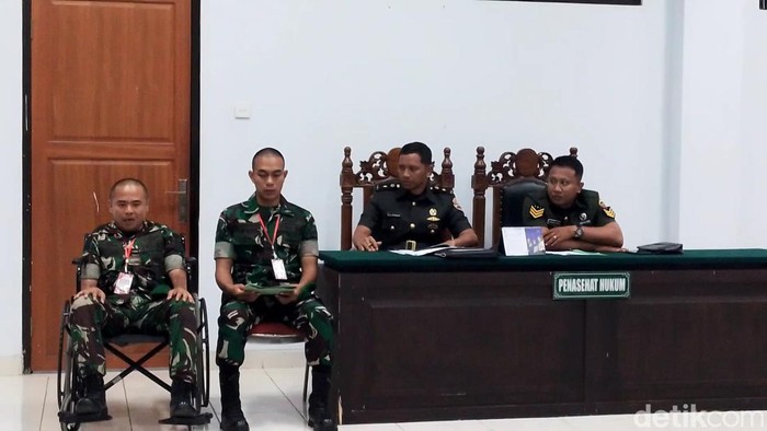 Sertu Yalpin dan Pratu Rian saat sidang pembelaan di Pengadilan Militer Medan. (Farid Siregar/detikSumut)