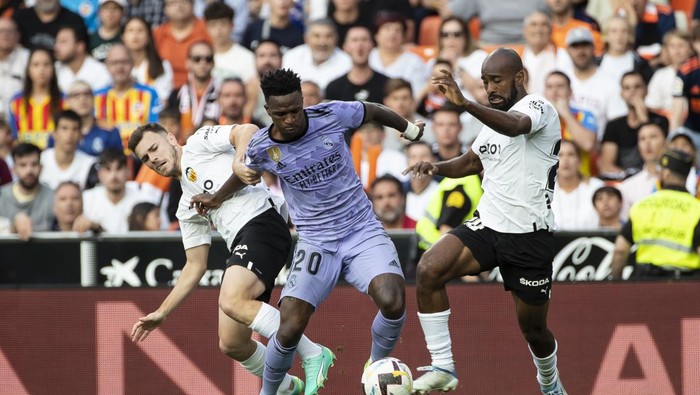 Vinicius Paixao de Oliveira Junior  of Real Madrid (C)      during   La Liga  match between Valencia CF and Real Madrid  at Mestalla  Stadium on May 21 , 2023. (Photo by Jose Miguel Fernandez/NurPhoto)NO USE FRANCE